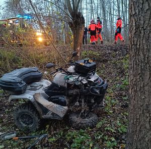 rozbity quad w tle karetka i ratownicy