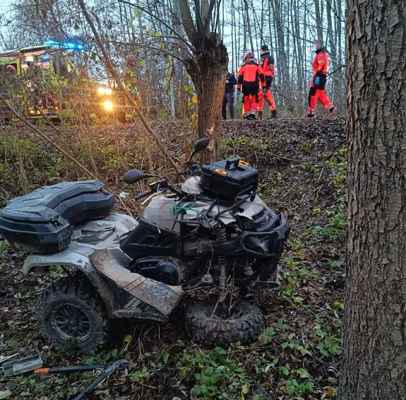 rozbity quad w tle karetka i ratownicy