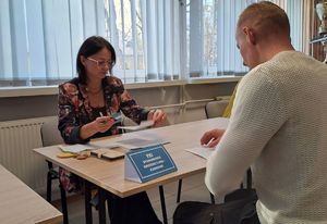 mężczyzna przy stanowisku ewidencyjno-kadrowym