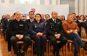 uczestnicy spotkania w tym służby mundurowe