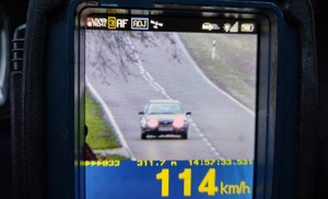 samochód osobowy na drodze