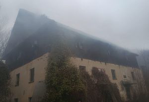 dym unoszący się ze starego młyna