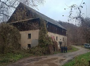 budynek starego młyna przed nim policjanci