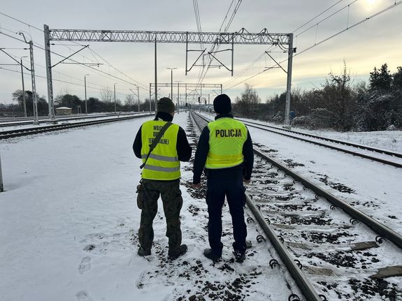 policjant i funkcjonariusz WOT na torowisku