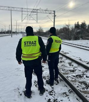 policjant i funkcjonariusz SOK na torach