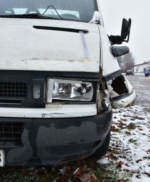 rozbita lampa w busie