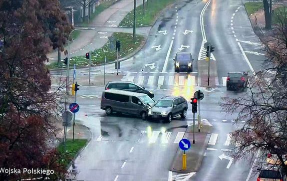kadr z nagrania przedstawiający skrzyżowaniu na którym zderzyły się dwa samochody