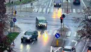 kadr z nagrania przedstawiający skrzyżowaniu na którym zderzyły się dwa samochody