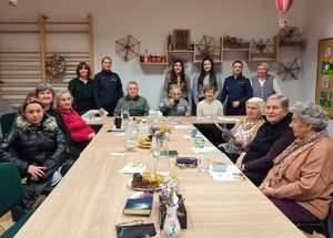 policjanci z grupa seniorów