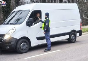 policjant badający trzeźwość kierowcy białego busa