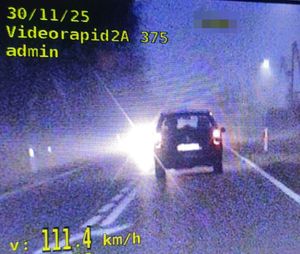 zrzut ekranu samochód na ulicy i prędkość 111 km na godzinę