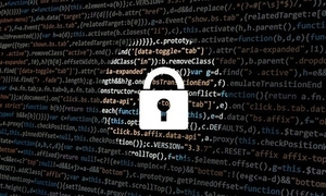 kłódka na tle szeregu cyfr i liter