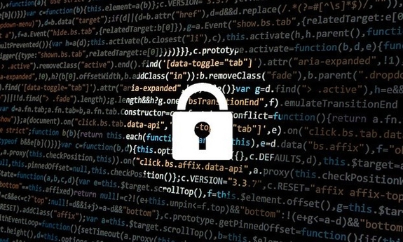 kłódka na tle szeregu cyfr i liter