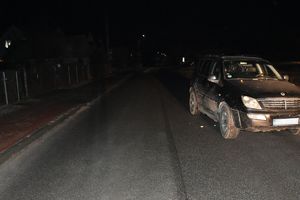 czarny samochód przy drodze