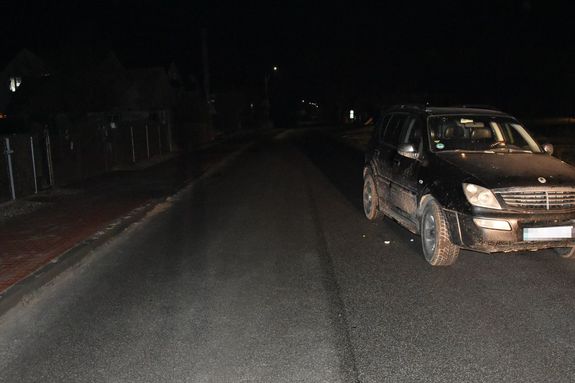 czarny samochód przy drodze