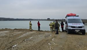 bus z napisem straż obok strażacy nad wodą