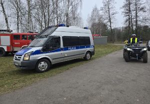 wóz straży policji i mężczyzna na quadzie