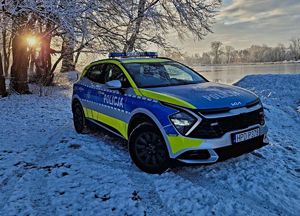 radiowóz w zimowej scenerii