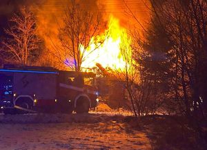płonący dom przed nim wóz strażacki