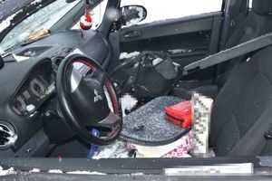 wnętrze rozbitego samochodu