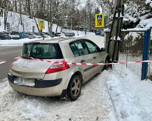 szare renault przy słupie