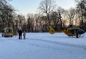 karetka pogotowia i śmigłowiec LPR