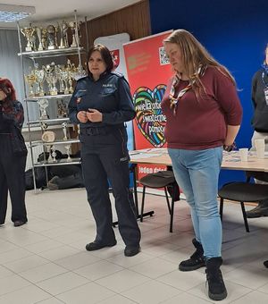 policjantka prowadząca pogadankę