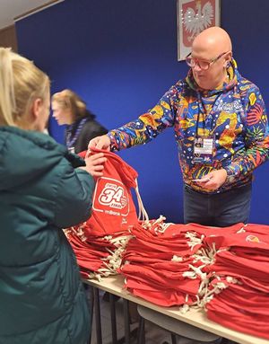 wolontariusz rozdający worki WOŚP