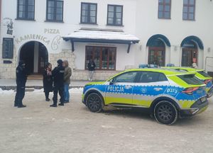 wolontariusze WOŚP na rynku w Kazimierzu Dolnym z policjantami