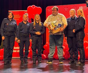 policjantki ze zwycięzcą licytacji