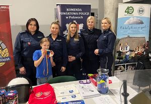 policjantki z dziewczynka na stoisku