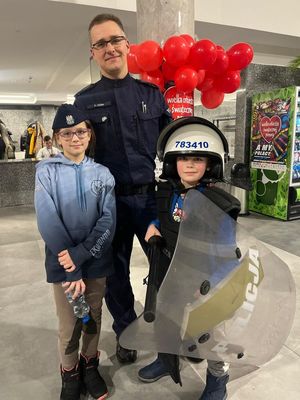 policjant z dziećmi