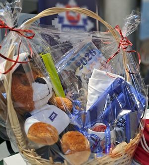 koszyk z gadżetami policyjnymi