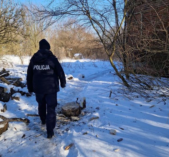 policjantka idąca w kierunku starego domu