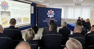 uczestnicy odprawy patrzący na slajd dotyczący realizacji sprawy o znęcanie się nad zwierzętami