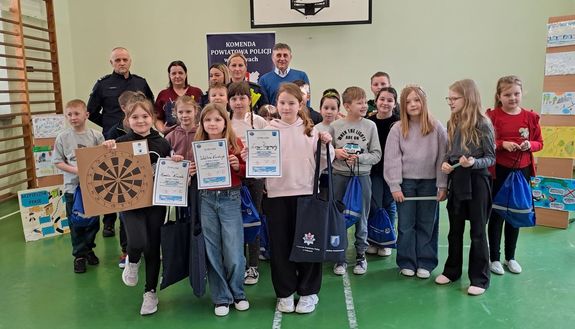 uczestnicy konkursu z komisją