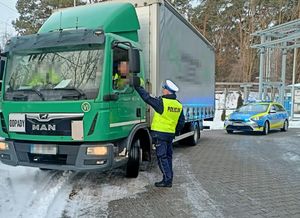 policjant kontrolujący trzeźwość kierowcy ciężarówki