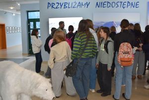 dzieci i młodzież podczas zwiedzania muzeum