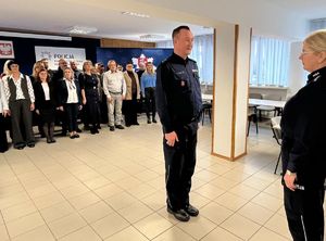 Naczelnik składający meldunek Pani Komendant podczas zbiórki z okazji święta służby cywilnej