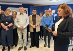 Przewodnicząca związku odczytująca adres okolicznościowy w tle pracownicy