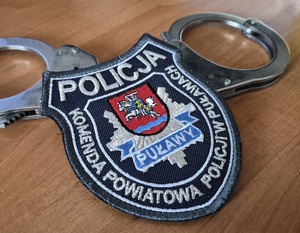 Na zdjęciu widnieje emblemat KPP Puławy oraz w tle kajdanki.