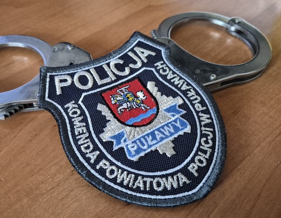 Na zdjęciu widnieje emblemat KPP Puławy oraz w tle kajdanki.