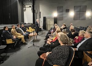 prelegenci spotkania oraz słuchacze na sali kinowej