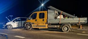 miejsce zdarzenia drogowego, dwa uszkodzone pojazdy na jezdni