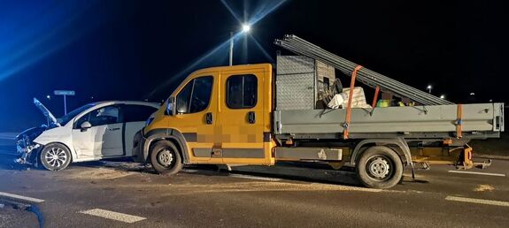 miejsce zdarzenia drogowego, dwa uszkodzone pojazdy na jezdni