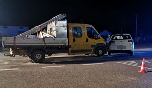 dwa uszkodzone pojazdy na drodze