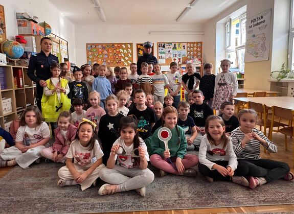 Wspólne zdjęcie policjantów i przedszkolaków