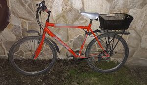 rower oparty o ścianę