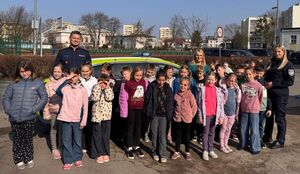 dwoje policjantów z grupą dzieci