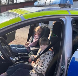 dwie dziewczynki w radiowozie